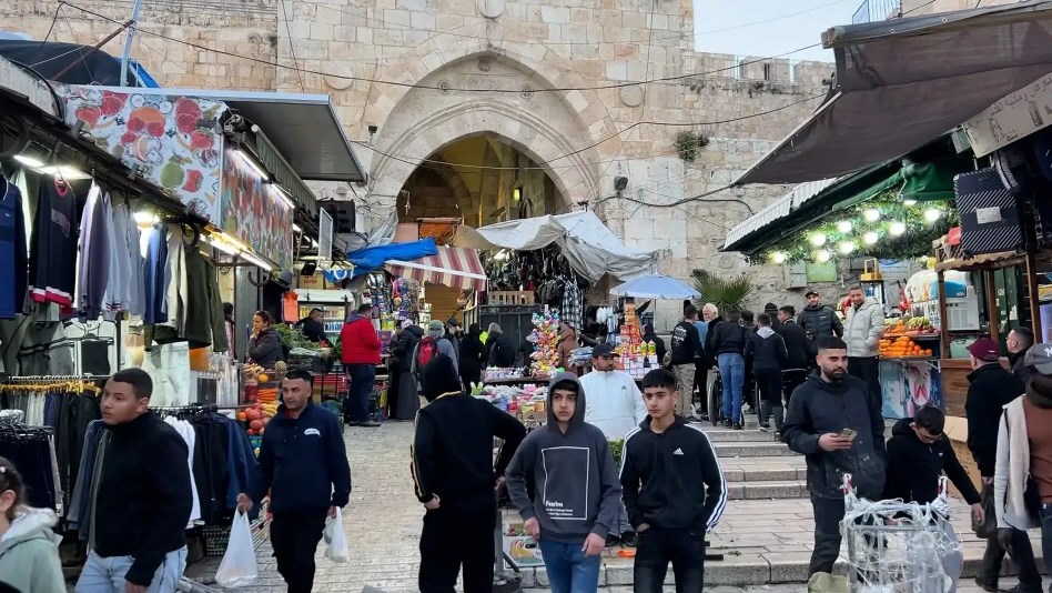 القدس تستعيد حركة الأسواق مع تحسن الهدوء